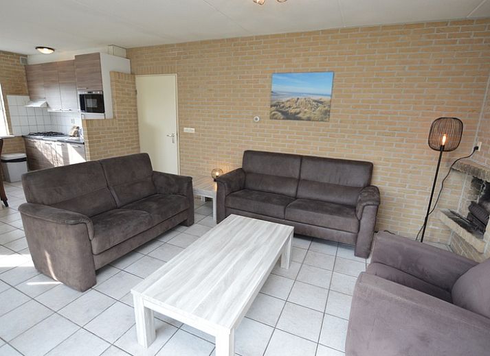 Das Ferienhaus Stappeland 207 in De Koog, Texel, bietet einen charmanten Aussenbereich mit einer Terrasse und Natur.