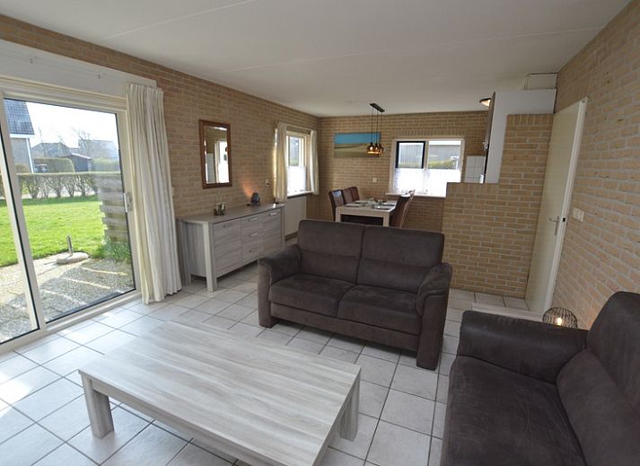 Das Ferienhaus Stappeland 207 in De Koog, Texel, bietet einen charmanten Aussenbereich mit einer Terrasse und Natur.