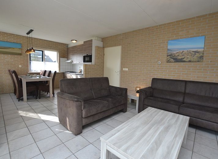 Das Ferienhaus Stappeland 207 in De Koog, Texel, bietet einen charmanten Aussenbereich mit einer Terrasse und Natur.