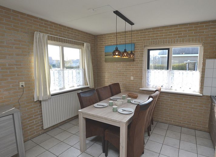 Gemuetliches Wohnzimmer im Ferienhaus Stappeland 207, De Koog, Texel mit bequemen Sofas und einem Kamin.