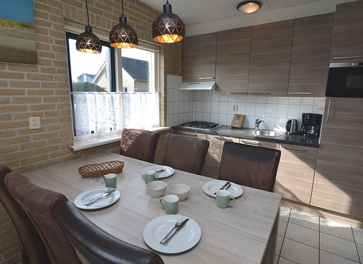 Gemuetliches Wohnzimmer im Ferienhaus Stappeland 207, De Koog, Texel mit bequemen Sofas und einem Kamin.