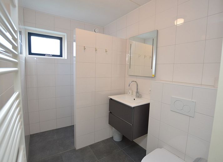 Gemuetliches Wohnzimmer im Ferienhaus Stappeland 207, De Koog, Texel mit bequemen Sofas und einem Kamin.