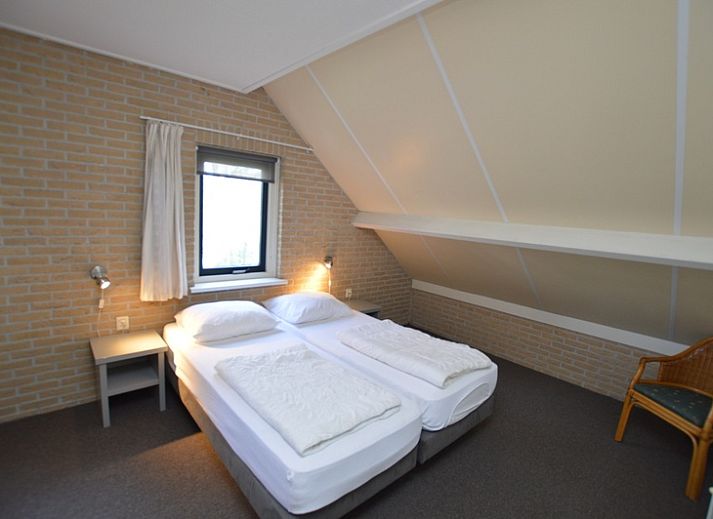 Gemuetliches Wohnzimmer im Ferienhaus Stappeland 207, De Koog, Texel mit bequemen Sofas und einem Kamin.