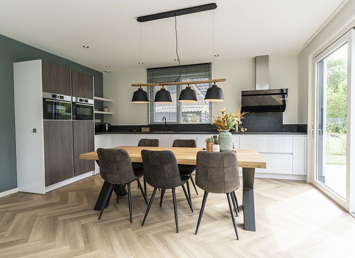 Villa 39 vacation home in De Koog Texel with sunny terrace and modern architecture.