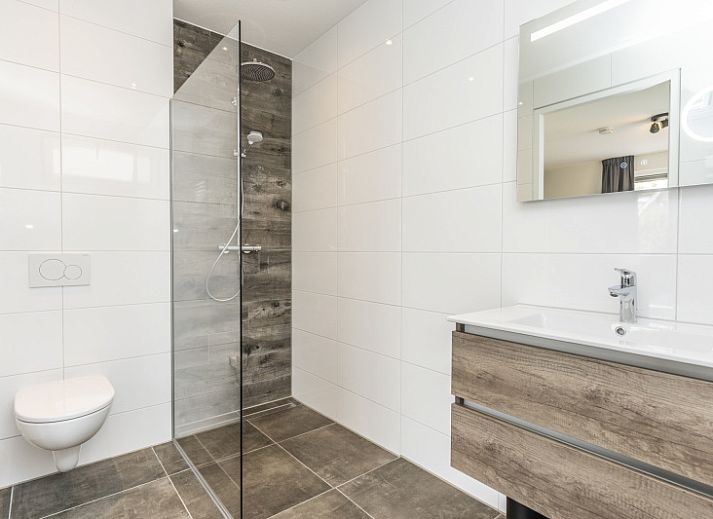 Villa 39 vacation home in De Koog Texel with sunny terrace and modern architecture.