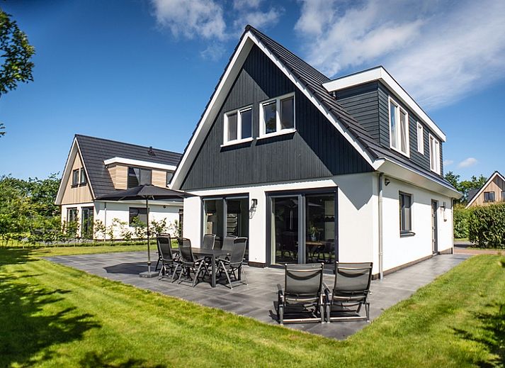 Modern kitchen in Villa 39 vacation home De Koog Texel with spacious dining table.
