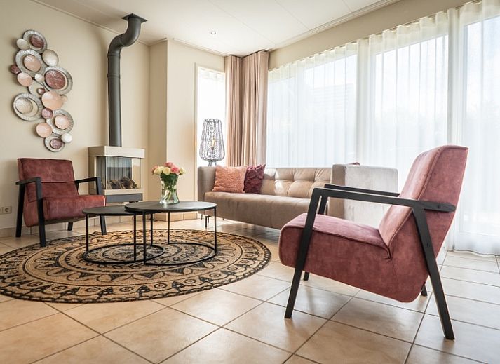 Bungalow 15a in De Koog op Texel, met zonnig terras en groene tuin, ideaal voor vakantie aan de Waddeneilanden.