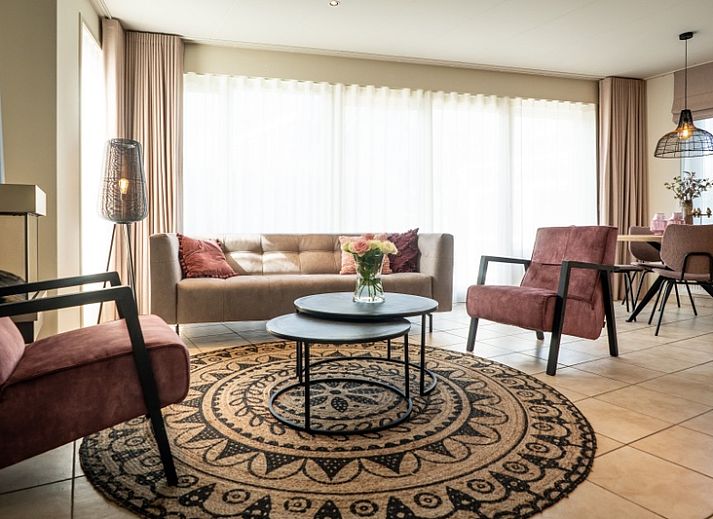 Bungalow 15a in De Koog op Texel, met zonnig terras en groene tuin, ideaal voor vakantie aan de Waddeneilanden.