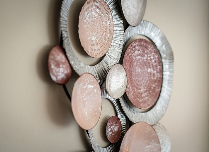 Gezellige woonkamer in Bungalow 15a, De Koog, Texel, met open haard en comfortabele zitruimte voor ontspanning.