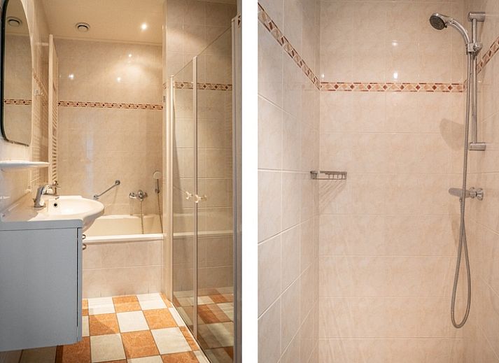 Gezellige woonkamer in Bungalow 15a, De Koog, Texel, met open haard en comfortabele zitruimte voor ontspanning.