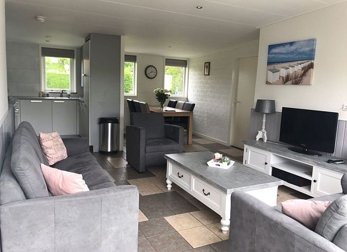 Bungalow 25 in De Koog Texel biedt een zonnig terras voor ontspanning op de Waddeneilanden.