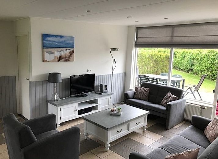 Bungalow 25 in De Koog Texel biedt een zonnig terras voor ontspanning op de Waddeneilanden.