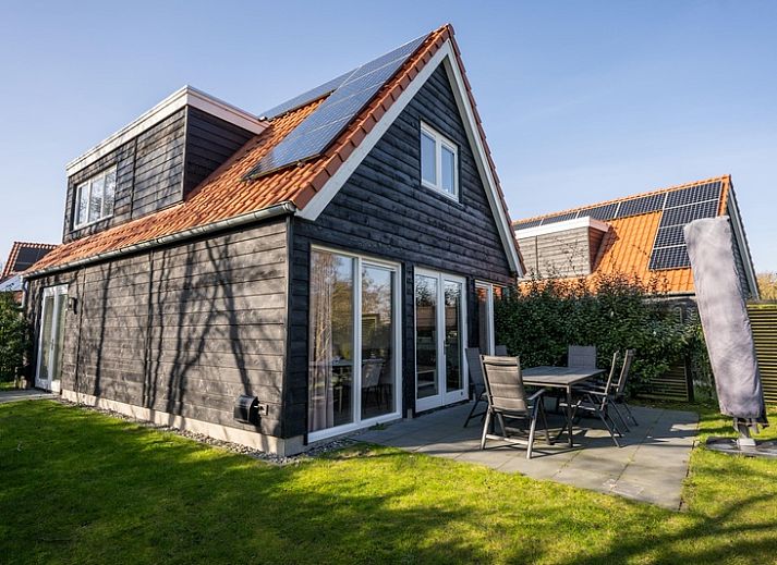 Geniet van het zonnige terras bij vakantiehuis Mienterbos - Heideglop in De Koog, Texel, omringd door de prachtige natuur van de Waddeneilanden.