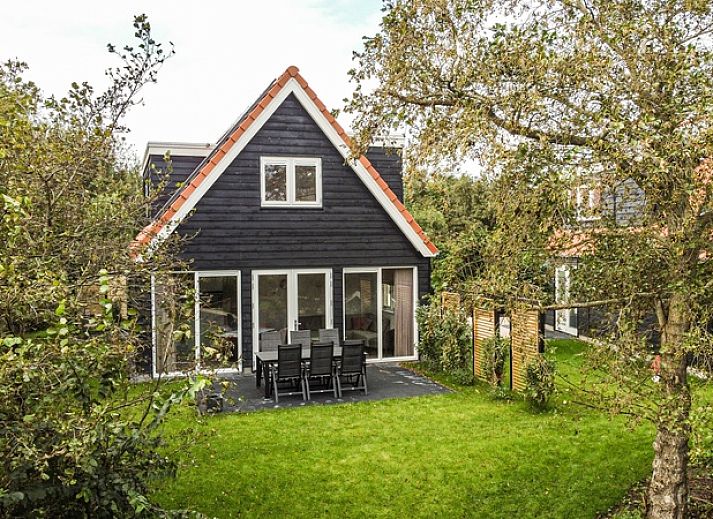 Geniet van het zonnige terras bij vakantiehuis Mienterbos - Heideglop in De Koog, Texel, omringd door de prachtige natuur van de Waddeneilanden.