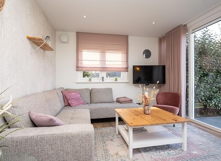 Geniet van het zonnige terras bij vakantiehuis Mienterbos - Heideglop in De Koog, Texel, omringd door de prachtige natuur van de Waddeneilanden.