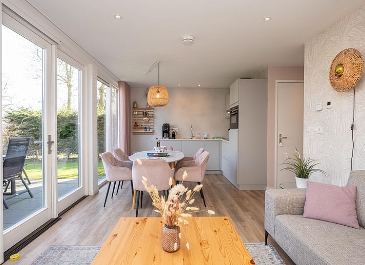 Geniet van het zonnige terras bij vakantiehuis Mienterbos - Heideglop in De Koog, Texel, omringd door de prachtige natuur van de Waddeneilanden.