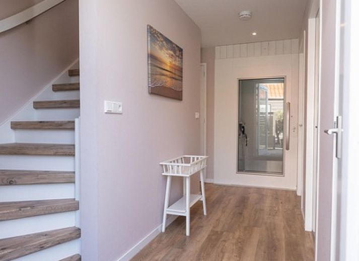 Vakantiehuis Mienterbos - Heideglop in De Koog, Texel met zonnig terras en moderne architectuur, ideaal voor ontspanning op de Waddeneilanden.