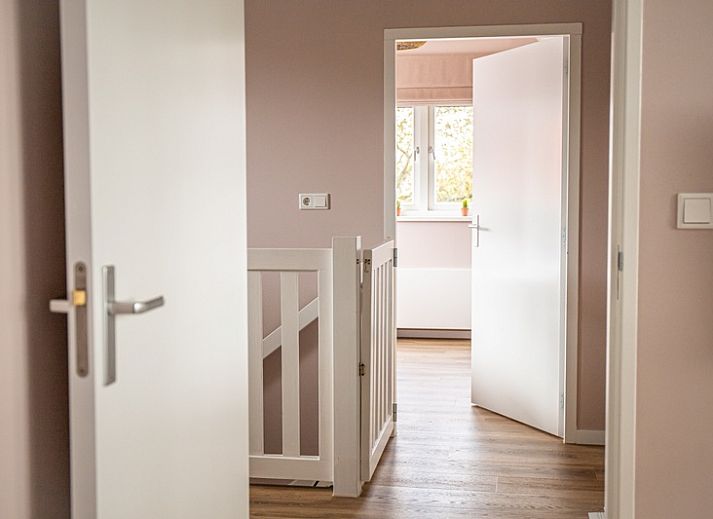 Vakantiehuis Mienterbos - Heideglop in De Koog, Texel met zonnig terras en moderne architectuur, ideaal voor ontspanning op de Waddeneilanden.