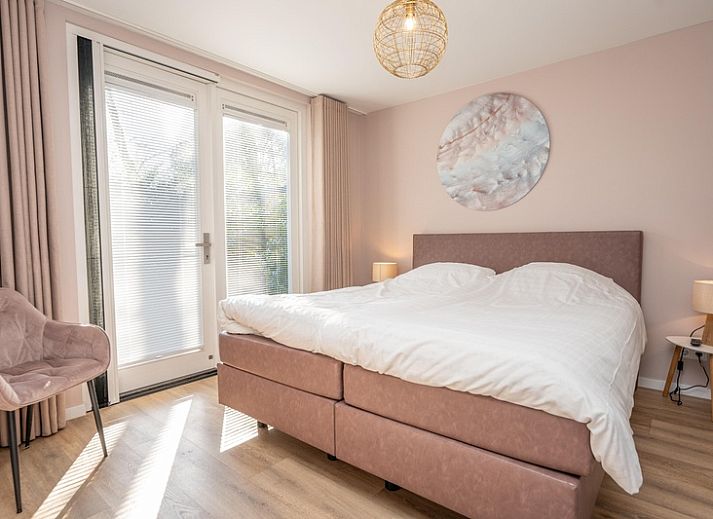 Vakantiehuis Mienterbos - Heideglop in De Koog, Texel met zonnig terras en moderne architectuur, ideaal voor ontspanning op de Waddeneilanden.