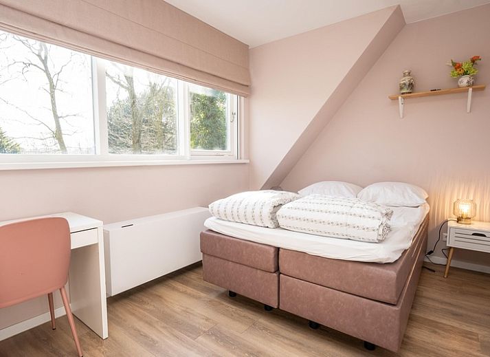 Mienterbos - Heideglop vakantiehuis in De Koog, Texel omgeven door groene natuur met een uitnodigend terras voor ontspanning op de Waddeneilanden.