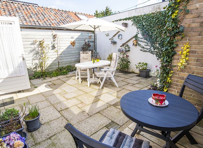 Gezellige woonkamer in Bungalow 9708, De Koog, Texel met comfortabele zitruimte en decoratieve elementen.