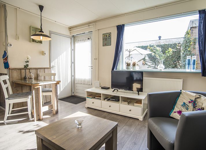 Gezellige woonkamer in Bungalow 9708, De Koog, Texel met comfortabele zitruimte en decoratieve elementen.