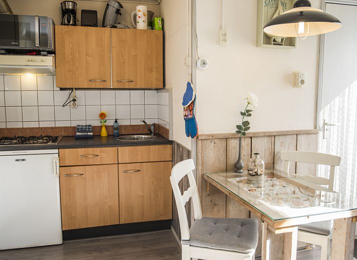 Gezellige woonkamer in Bungalow 9708, De Koog, Texel met comfortabele zitruimte en decoratieve elementen.