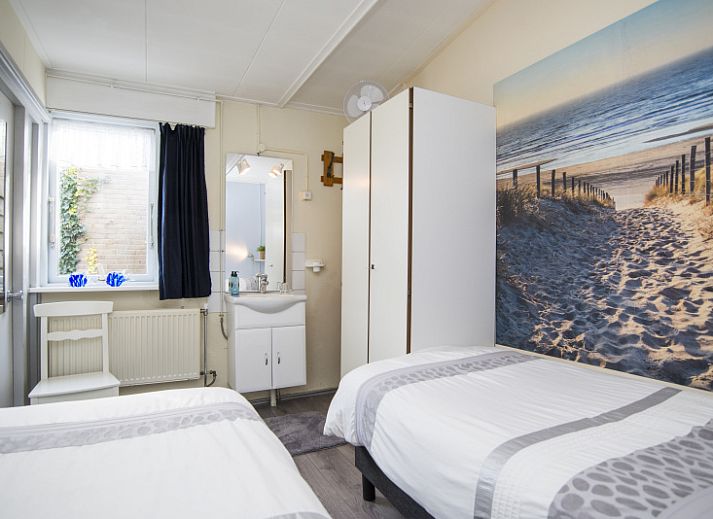 Gezellige woonkamer in Bungalow 9708, De Koog, Texel met comfortabele zitruimte en decoratieve elementen.