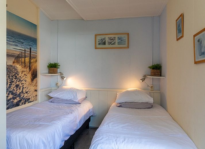 Zonnig terras van Bungalow 9708 in De Koog, Texel met gezellige zithoek en parasol.