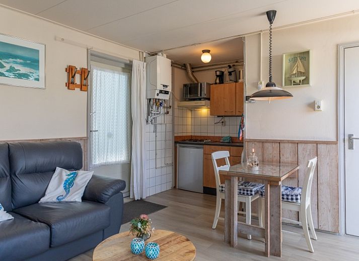 Zonnig terras van Bungalow 9708 in De Koog, Texel met gezellige zithoek en parasol.