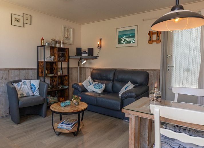 Zonnig terras van Bungalow 9708 in De Koog, Texel met gezellige zithoek en parasol.