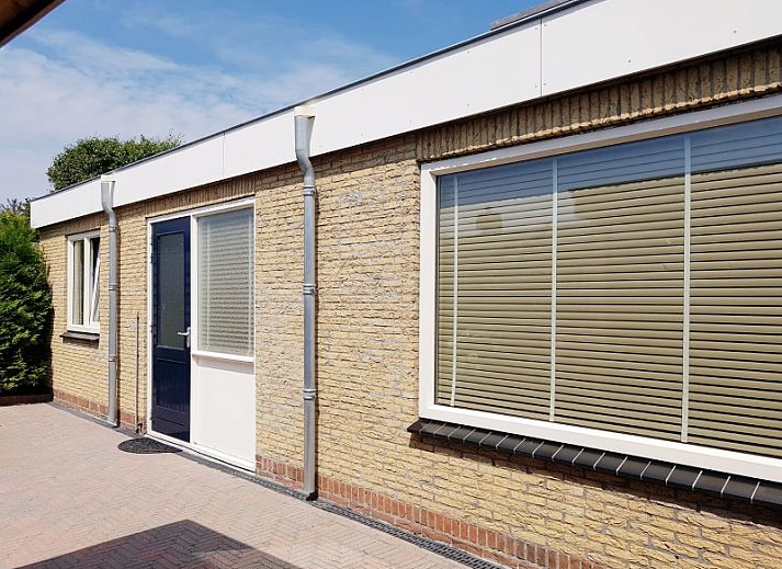 Gemuetliches Wohnzimmer im Ferienhaus 1, De Koog, Texel mit bequemen Sofas und einer Essecke.