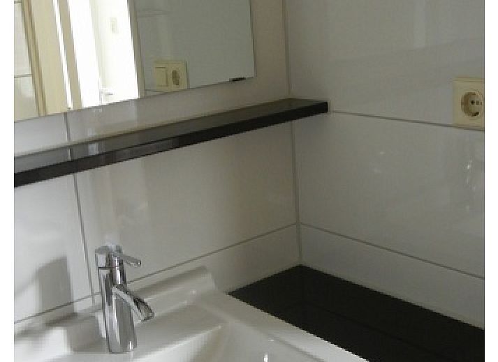 Gemuetliches Wohnzimmer im Ferienhaus 1, De Koog, Texel mit bequemen Sofas und einer Essecke.