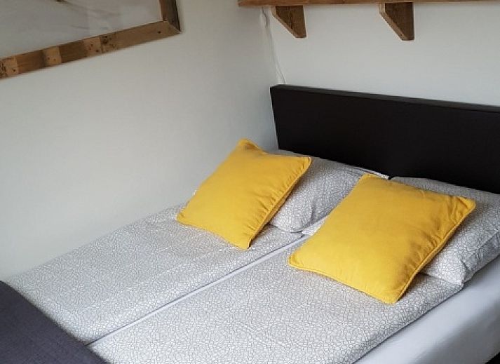 Aussenansicht des Ferienhauses 1, De Koog, Texel mit sonniger Fassade und grossen Fenstern.