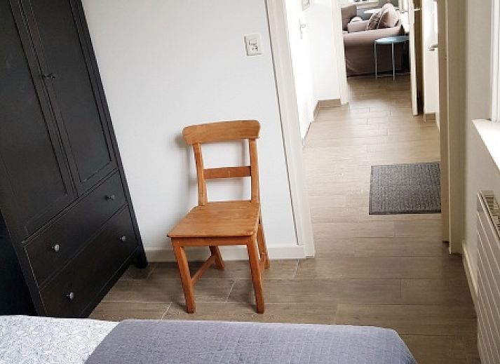 Aussenansicht des Ferienhauses 1, De Koog, Texel mit sonniger Fassade und grossen Fenstern.