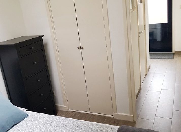 Aussenansicht des Ferienhauses 1, De Koog, Texel mit sonniger Fassade und grossen Fenstern.