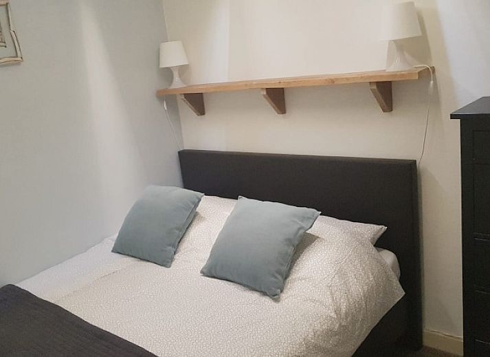 Aussenansicht des Ferienhauses 1, De Koog, Texel mit sonniger Fassade und grossen Fenstern.