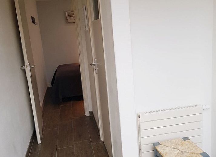 Moderne Kueche im Ferienhaus 1, De Koog, Texel mit Einbaugeraeten und schlichter Verarbeitung.