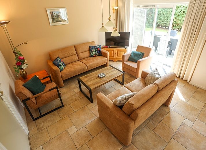 Luchtfoto van Bungalowpark 't Luwe Land - Vakantiehuis 7A in De Koog, Texel, omgeven door groen en rust.