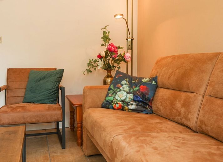 Vooraanzicht van Bungalowpark 't Luwe Land - Vakantiehuis 7A in De Koog, Texel, met een zonnig terras.