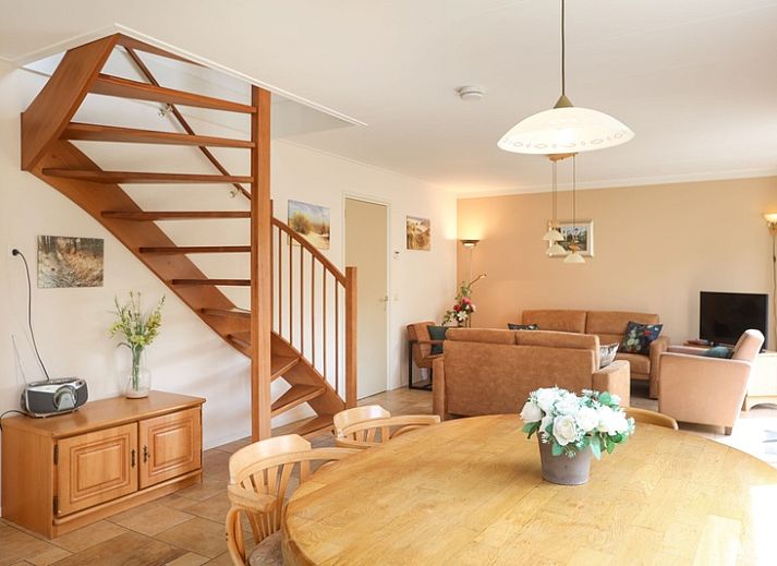 Vooraanzicht van Bungalowpark 't Luwe Land - Vakantiehuis 7A in De Koog, Texel, met een zonnig terras.