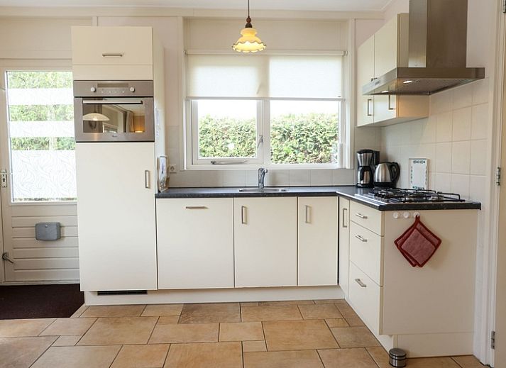 Vooraanzicht van Bungalowpark 't Luwe Land - Vakantiehuis 7A in De Koog, Texel, met een zonnig terras.