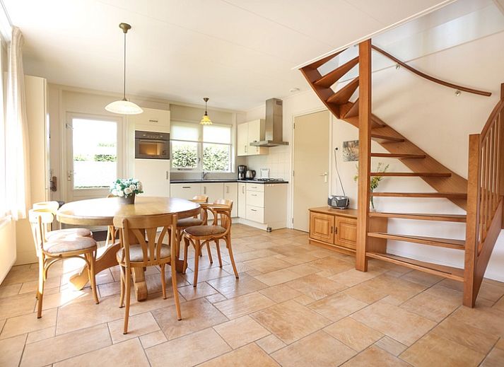 Vooraanzicht van Bungalowpark 't Luwe Land - Vakantiehuis 7A in De Koog, Texel, met een zonnig terras.