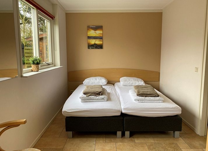 Gezellige woonkamer in Bungalowpark 't Luwe Land - Vakantiehuis 7A, De Koog, Texel, met comfortabele banken.