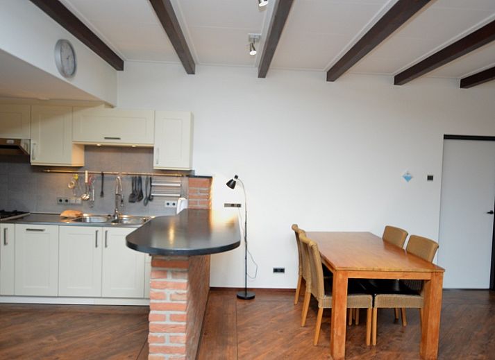 Ingang van Orchismient 28 in De Koog Texel met bakstenen muren en glazen deur.