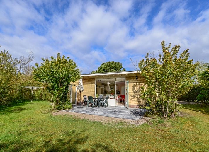 Luftaufnahme des Bungalowparks 't Luwe Land - Bungalow 51 in De Koog, Texel, umgeben von gruener Natur.