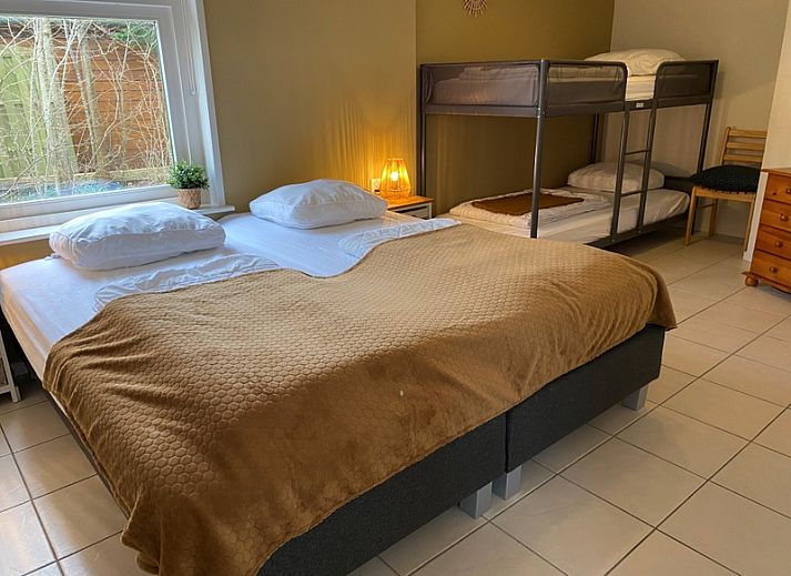 Bungalow 51 im Bungalowpark 't Luwe Land, De Koog, Texel, mit grossem Garten und Picknicktisch.