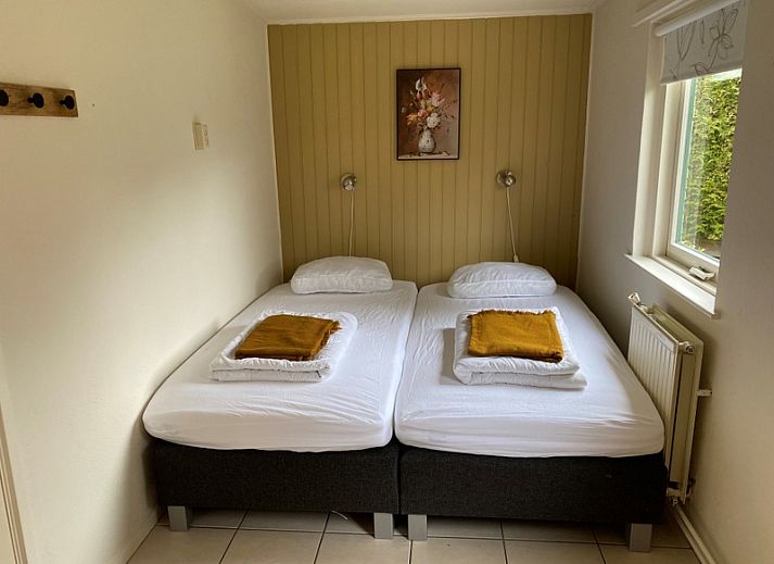 Bungalow 51 im Bungalowpark 't Luwe Land, De Koog, Texel, mit grossem Garten und Picknicktisch.