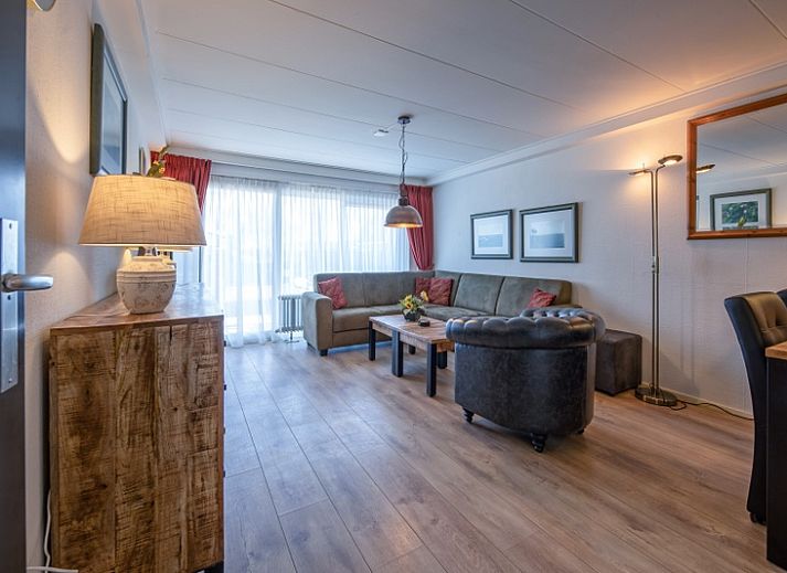 Gezellige woonkamer in Appartementen Anna - de Zeehond, De Koog, Texel met comfortabele banken en warme verlichting.