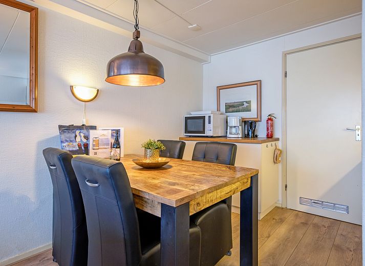 Ruime zithoek in Appartementen Anna - de Zeehond, De Koog, Texel met veel natuurlijk licht en moderne inrichting.